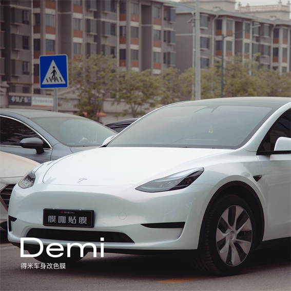 特斯拉modelY-贝壳白变红